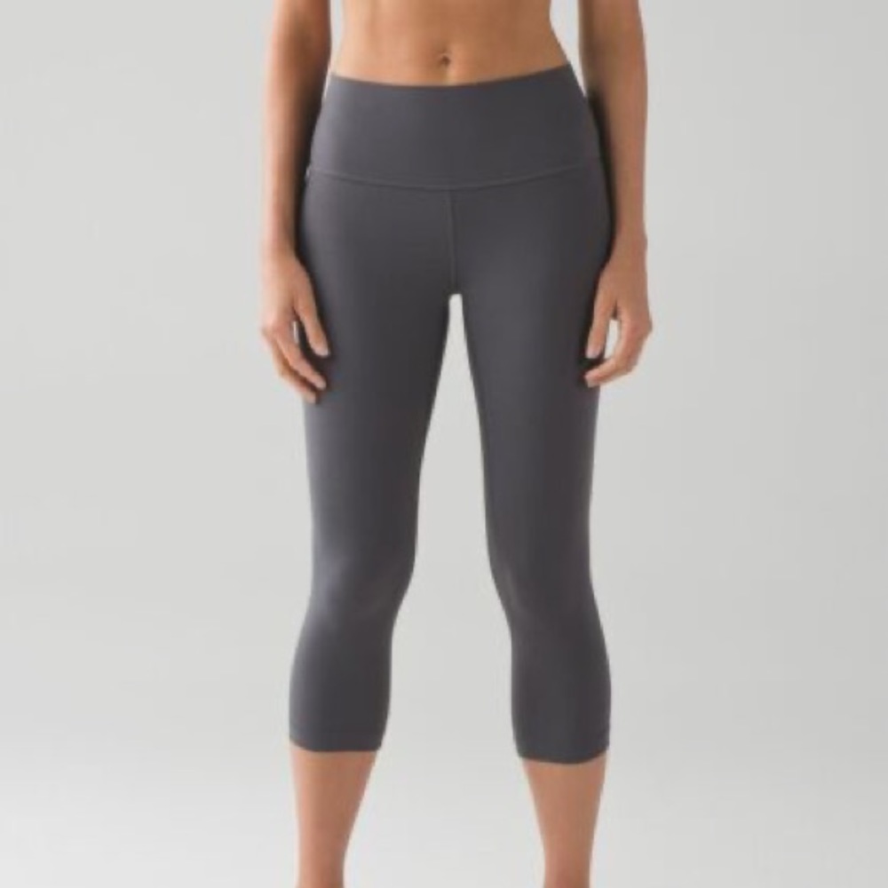 EUC Lululemon Dark Carbon High Rise Align Crop 19”